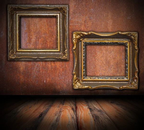 Empty painting frames on rusted wall — Stock Photo, Image