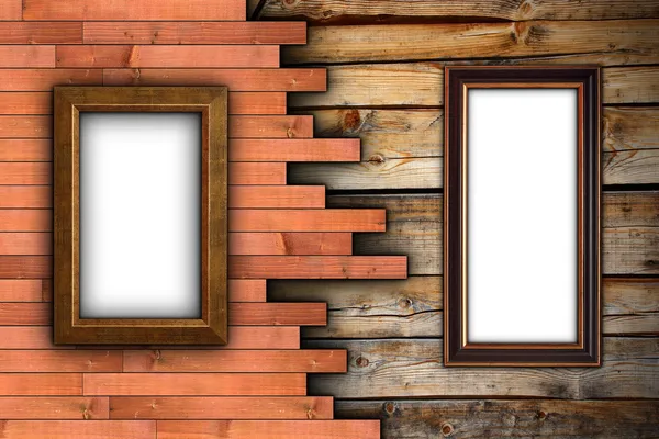 Интересная деревянная стена с рамами — стоковое фото
