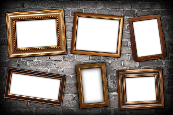 Rommelige regeling van frames op de muur — Stockfoto