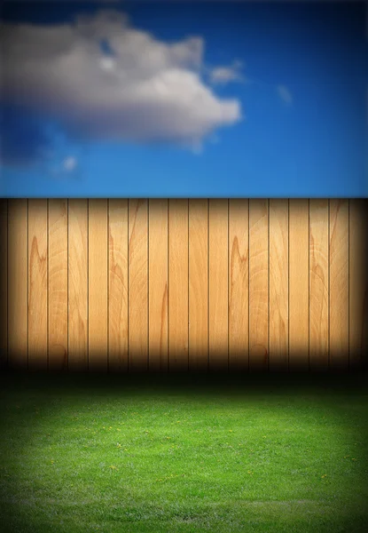 裏庭で小ぎれいななフェンス — ストック写真