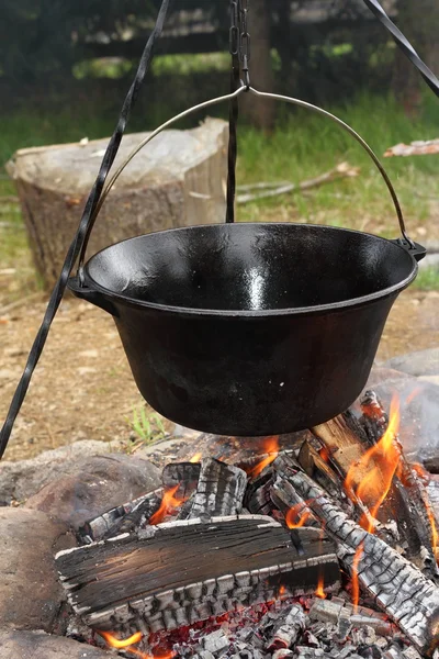 Großer Metalltopf am Lagerfeuer — Stockfoto