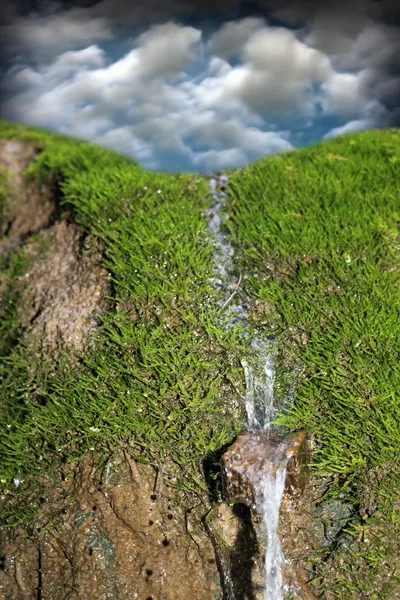 Waterfall over green moss — Stock Photo, Image