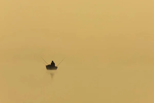 Силуэт Рыбака Человек Лодке Туманное Утро — стоковое фото