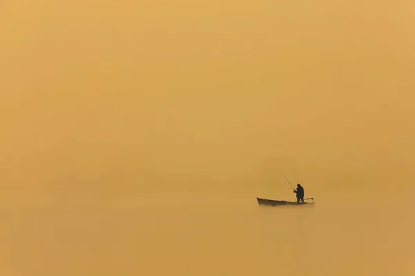 Silueta Hombre Pescando Desde Barco Atardecer Hermosos Colores Naranjas —  Fotos de Stock