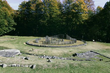 Sarmisegetusa Regia 'daki dini tapınak manzarası, Orastie Dağları
