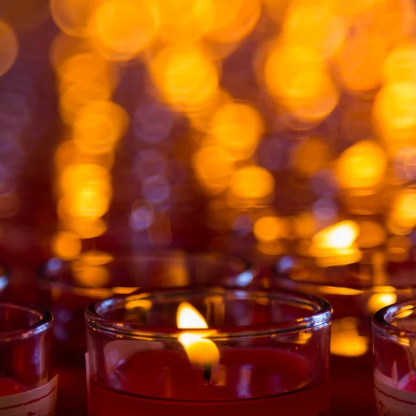 Velas de iglesia en candelabros rojos transparentes — Foto de Stock