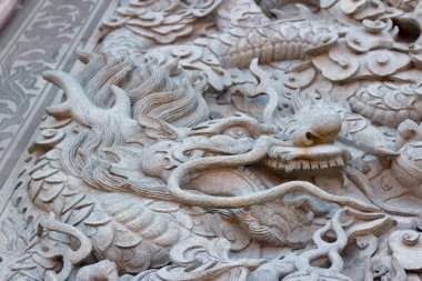 taştan oyulmuş dragon