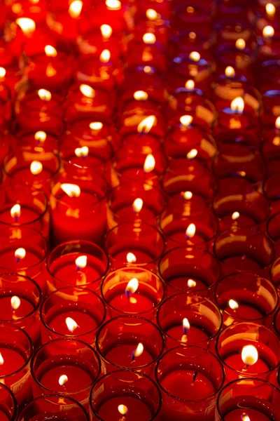 Velas de igreja em lustres transparentes vermelhos — Fotografia de Stock