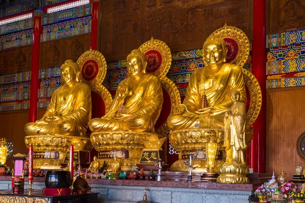 Buddhistische Statuen im chinesischen Tempel in Thailand — Stockfoto