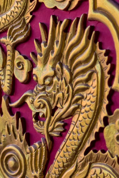 Golden dragon head på röda trä dörr — Stockfoto