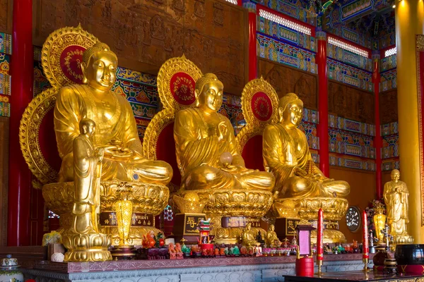 Statues bouddhistes dans le temple chinois Thaïlande — Photo