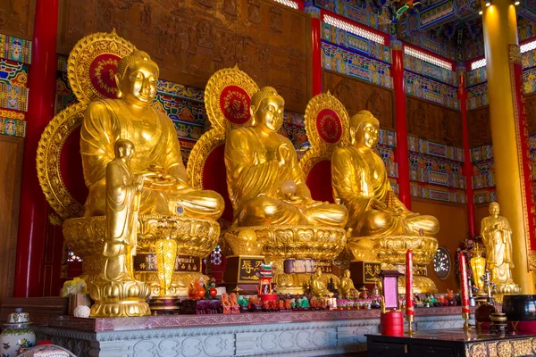 Statues bouddhistes dans le temple chinois Thaïlande — Photo