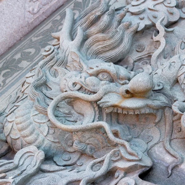 Dragon sculpté dans la pierre — Photo