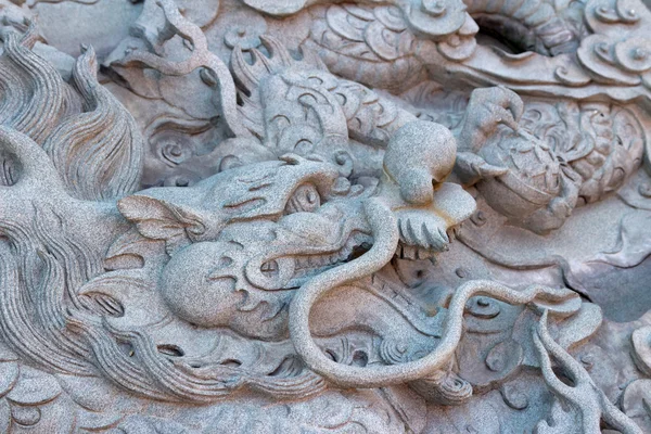 Dragon sculpté dans la pierre — Photo