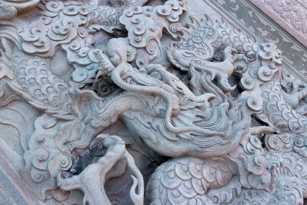 Dragon sculpté dans la pierre — Photo