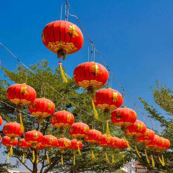 Lanterna vermelha no templo chinês — Fotografia de Stock