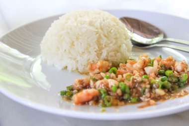 pork.basil kızarmış pilav ile beyaz d domuz eti pilav kızarmış fesleğen