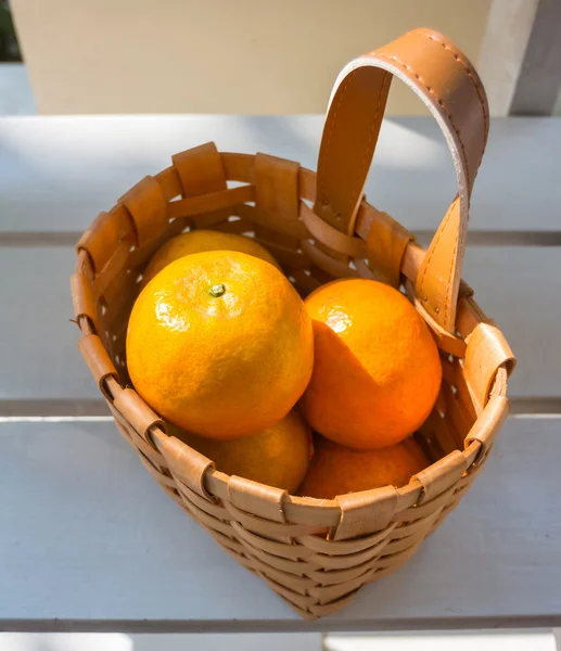 Laranjas na cesta na cadeira branca . — Fotografia de Stock