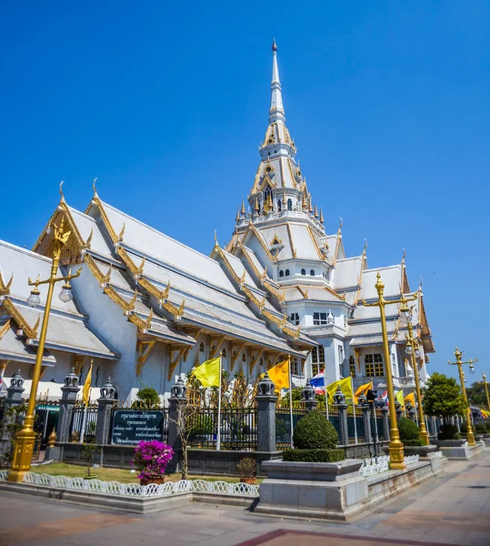 Iglesia blanca en templo tailandés (Wat sothon ) — Foto de Stock