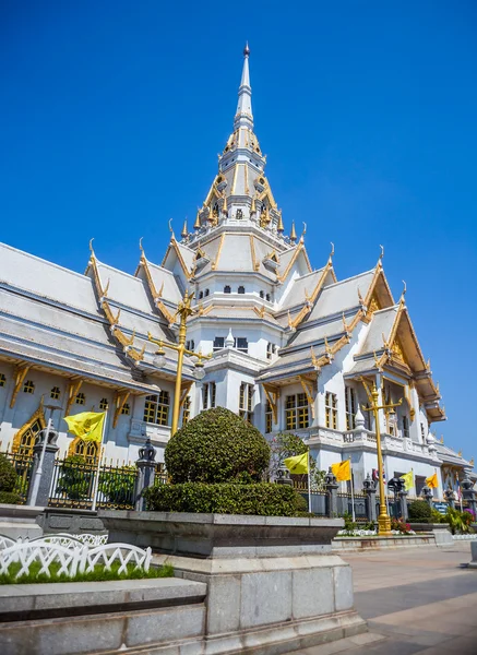 Iglesia blanca en templo tailandés (Wat sothon ) — Foto de Stock