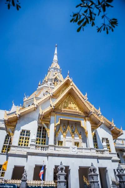 Iglesia blanca en templo tailandés (Wat sothon ) — Foto de Stock