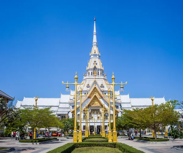 Valkoinen kirkko Thaimaan temppeli (Wat sothon ) — kuvapankkivalokuva