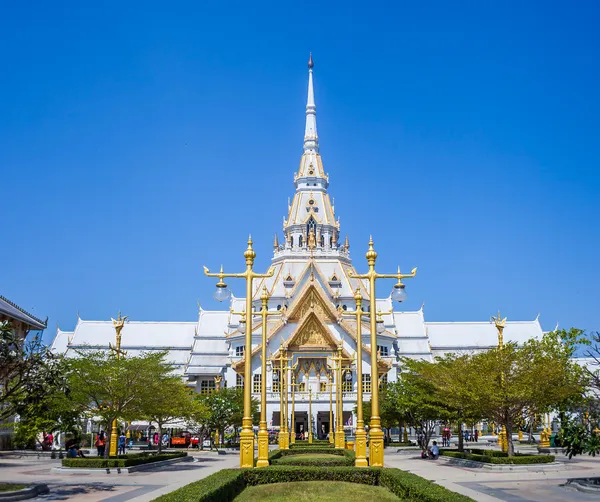 Iglesia blanca en templo tailandés (Wat sothon ) — Foto de Stock