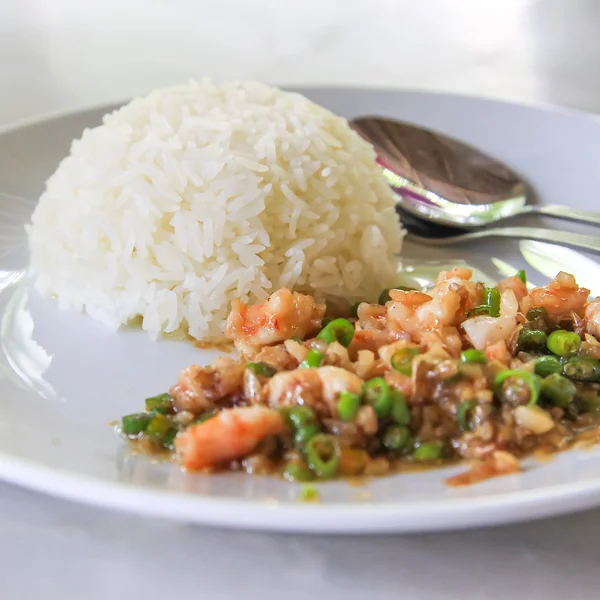 Жареный рис со свининой, жареный рис со свининой в белом — стоковое фото
