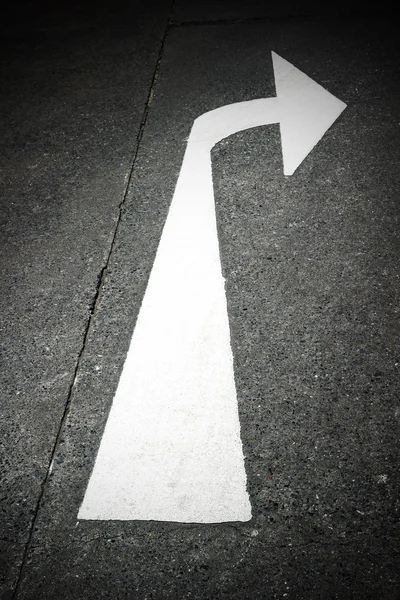 Girare a destra freccia simbolo del traffico sulla strada — Foto Stock