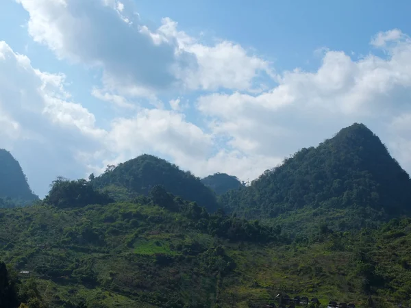 Ländliche Landschaft Nordthailands im Hintergrund ein Gebirge — Stockfoto