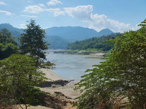 在泰国和 myan 之间省湄洪的儿子萨尔温江 — 图库照片