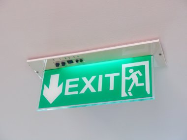 Yeşil acil çıkış işareti