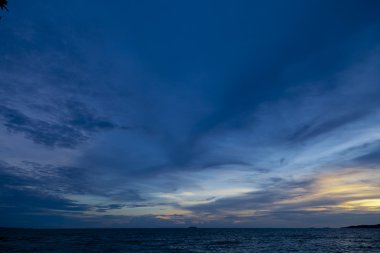 deniz üzerinde renkli günbatımı