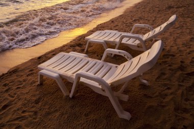 günbatımı üzerinde deniz pataya beach Tayland plaj sandalye ile