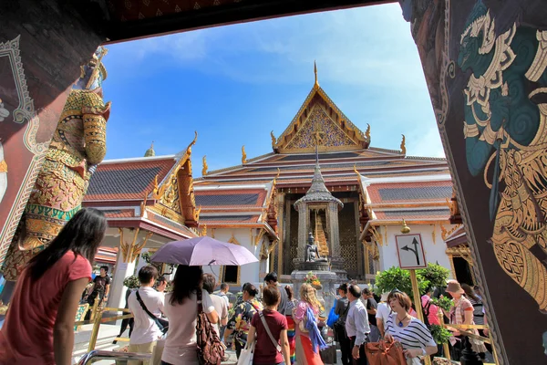 BANGKOK THAÏLANDE - JAN 03 : Beaucoup de gens vont au Grand Palais — Photo