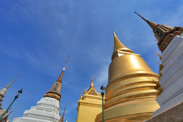 Bangkok, Tajlandia - jan 03: złota pagoda w pałacu grand, o — Zdjęcie stockowe