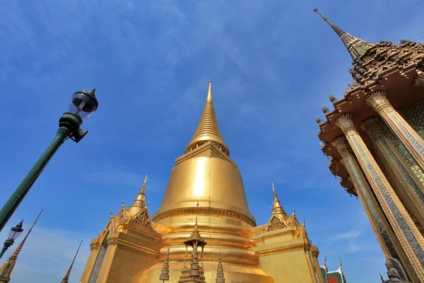Bangkok Thajsko - jan 03: zlatá pagoda v luxusním paláci, o — Stock fotografie