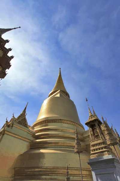 BANGKOK THAILAND - JAN 03 : golden pagoda in the Grand Palace, o — Stock Photo, Image