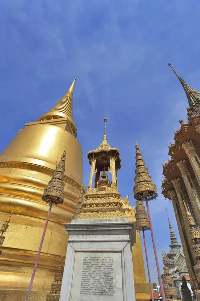 BANGKOK THAILAND - JAN 03 : golden pagoda in the Grand Palace, o — Stock Photo, Image