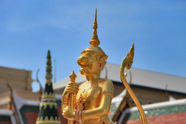 Bangkok, Tajlandia - jan 03: złoty posąg wat pra kaew (h — Zdjęcie stockowe