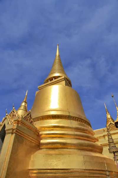 BANGKOK THAILAND - JAN 03 : golden pagoda in the Grand Palace, o — Stock Photo, Image