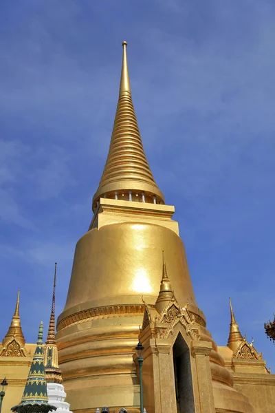 TAILANDIA BANGKOK - 03 ENE: pagoda dorada en el Gran Palacio, o — Foto de Stock