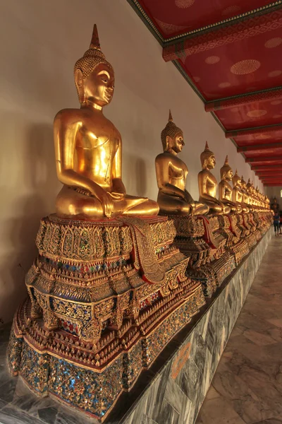 Bangkok thailand - jan 03: buddha im wat pho tempel sequentiell — Stockfoto