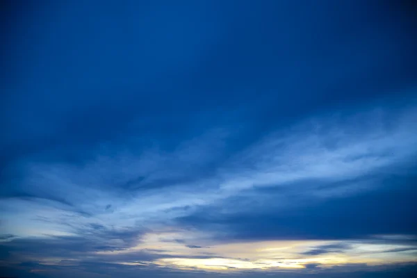 Färgstark solnedgång över havet — Stockfoto