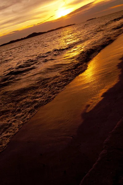 Färgstark solnedgång över havet pataya beach thailand — Stockfoto