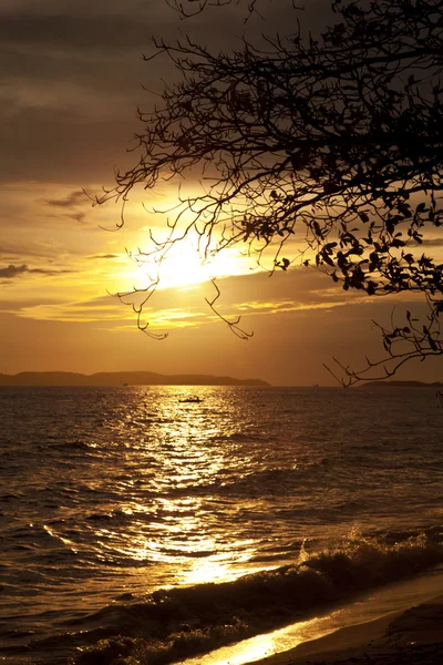 Värikäs auringonlasku yli meren Pataya ranta Thaimaa — kuvapankkivalokuva