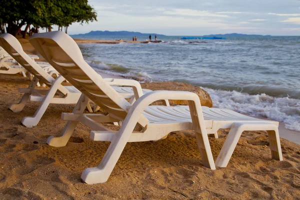 Sedia a sdraio sulla spiaggia di Pataya Thailandia — Foto Stock