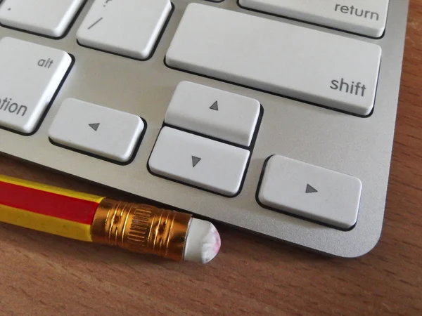 Bleistift auf Tastatur-Tasten — Stockfoto