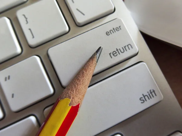 Klavye tuşları üzerinde kalem — Stok fotoğraf