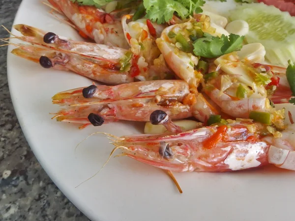 Würzig gegrillte Garnelen thailändische Küche — Stockfoto